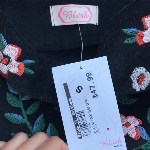 Black corduroy embroidered mini skirt - Picture 3 of 4